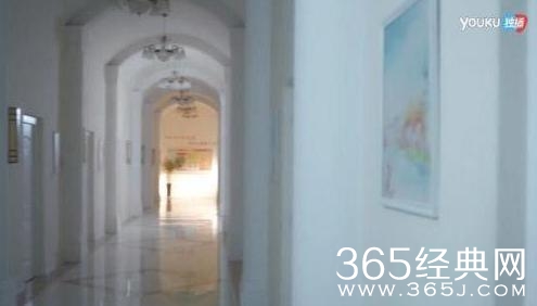 郑爽的大学宿舍装修曝光，网友叹：永远都是别人的宿舍。