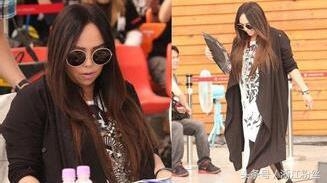 44岁张惠妹身材发福严重 下车需要搀扶 好友赵薇胖的显老气