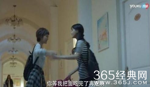 郑爽的大学宿舍装修曝光，网友叹：永远都是别人的宿舍。