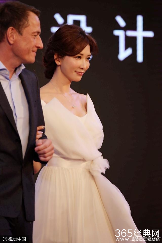 魅力难挡！林志玲挽外籍高层出场美貌引侧目