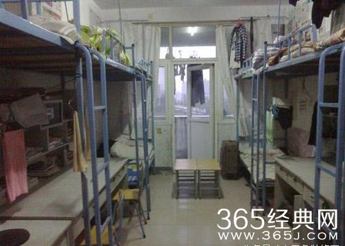 郑爽的大学宿舍装修曝光，网友叹：永远都是别人的宿舍。