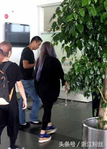 44岁张惠妹身材发福严重 下车需要搀扶 好友赵薇胖的显老气