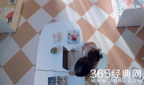 郑爽的大学宿舍装修曝光，网友叹：永远都是别人的宿舍。