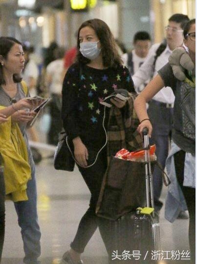 44岁张惠妹身材发福严重 下车需要搀扶 好友赵薇胖的显老气