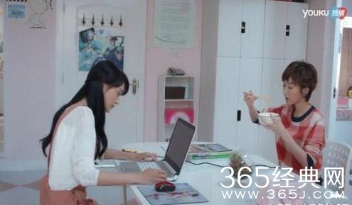 郑爽的大学宿舍装修曝光，网友叹：永远都是别人的宿舍。