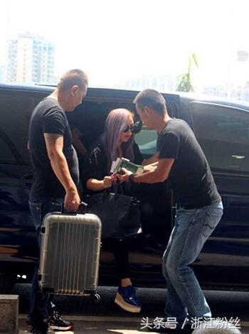 44岁张惠妹身材发福严重 下车需要搀扶 好友赵薇胖的显老气