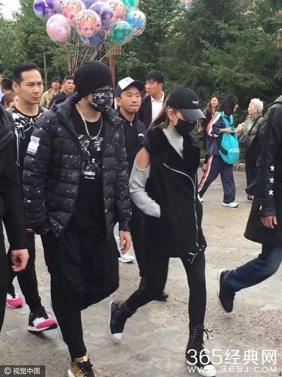 周杰伦昆凌牵手甜游迪斯尼 着装“不在同一季节”