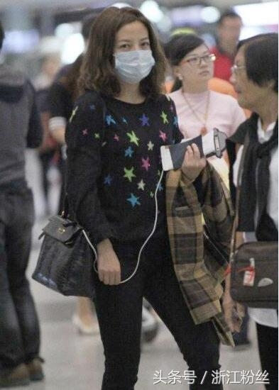 44岁张惠妹身材发福严重 下车需要搀扶 好友赵薇胖的显老气