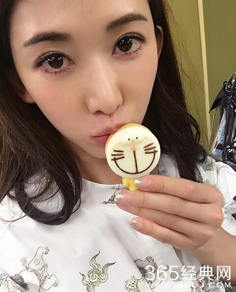 林志玲吃饼干晒自拍 嘟嘴卖萌扮无辜