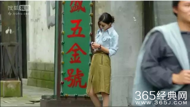 赵丽颖再次得罪服装师，裙子皱巴巴，而且屁股居然这么大？