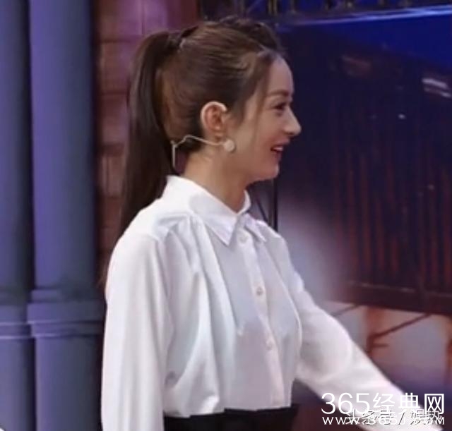 赵丽颖瘦成了郑爽，心疼颖宝坐沙发都费劲！