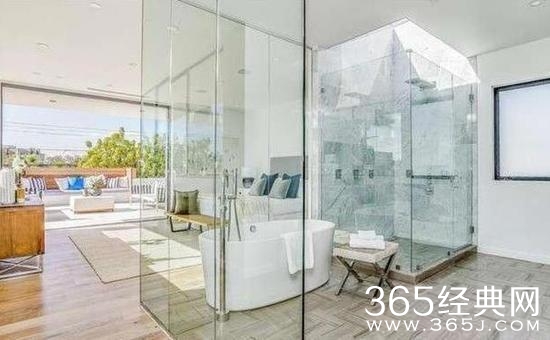 不差钱!陈冠希秦舒培美国买千万豪宅 浴室透明