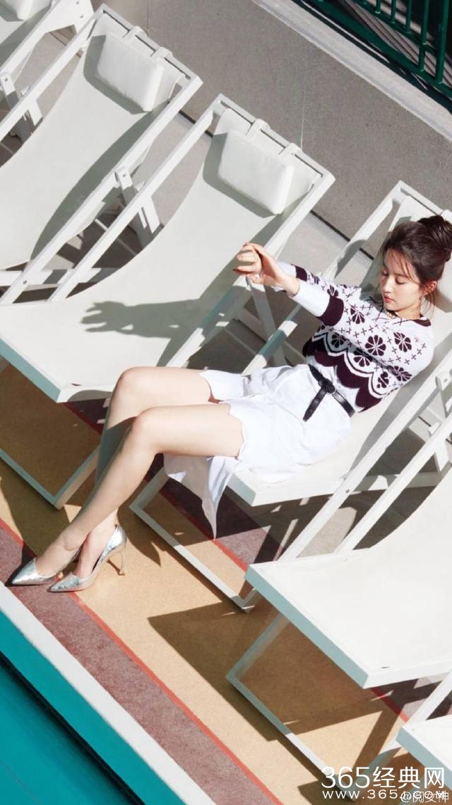 刘亦菲浪漫写真曝光胖乎乎的大长腿好可爱，网友:肯定没p图