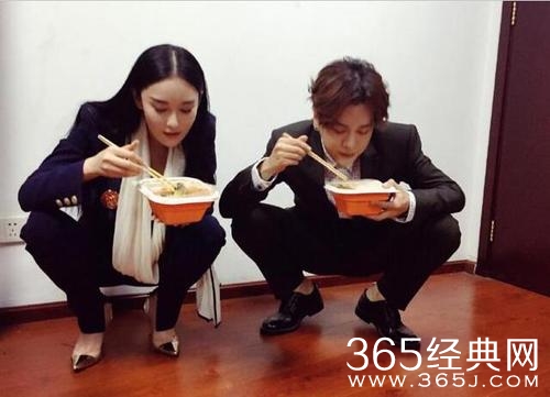 张馨予蹲地吃盒饭 踩高跟鞋霸气开腿