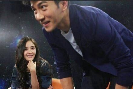 杨幂逛街“孕肚”明显疑有二胎，录军旅节目是不是幌子？