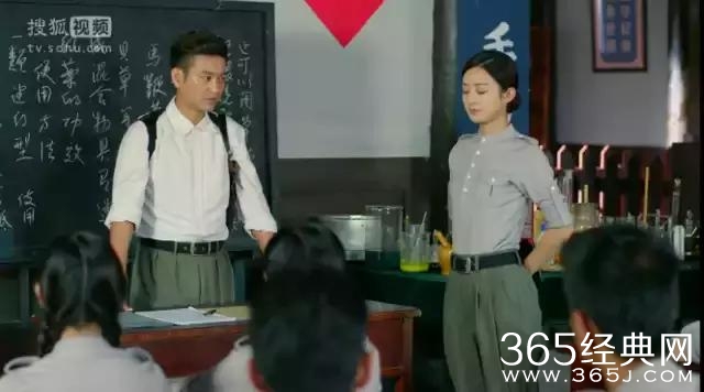 赵丽颖再次得罪服装师，裙子皱巴巴，而且屁股居然这么大？