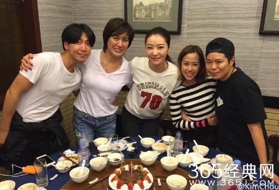 熊黛林与朋友上海聚餐庆生 皮肤白皙气色好