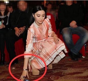 郑爽片场捡垃圾，学范冰冰伸出有爱手