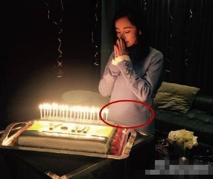 杨幂逛街“孕肚”明显疑有二胎，录军旅节目是不是幌子？