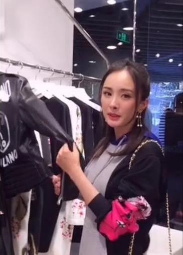 杨幂逛街“孕肚”明显疑有二胎，录军旅节目是不是幌子？