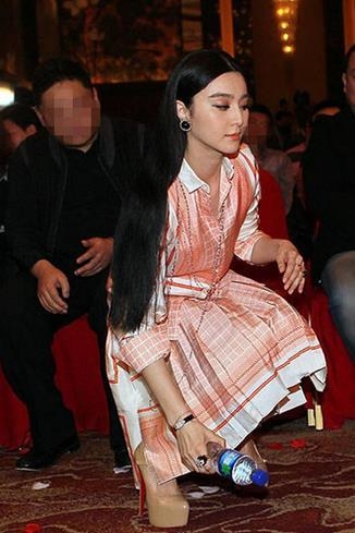 郑爽片场捡垃圾，学范冰冰伸出有爱手