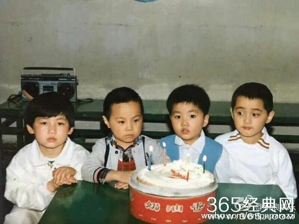 胡歌幼年激萌照曝光！噘嘴猛盯蛋糕好想吃～