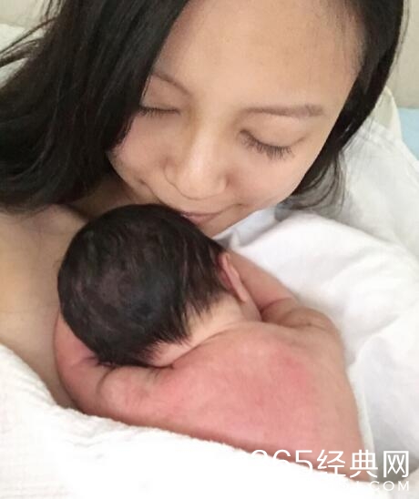 王力宏娇妻晒二胎女儿照 母女相拥画面温馨