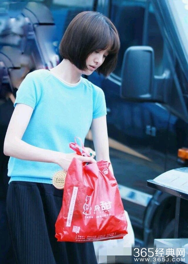 郑爽片场捡垃圾，学范冰冰伸出有爱手