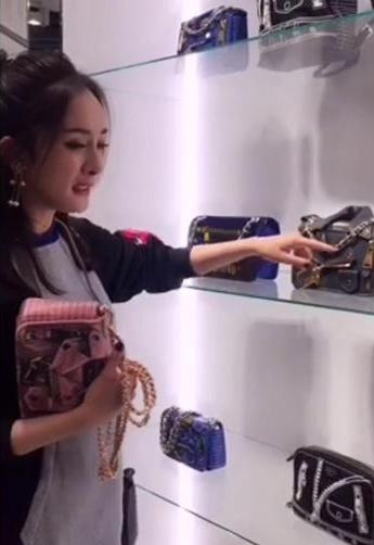 杨幂逛街“孕肚”明显疑有二胎，录军旅节目是不是幌子？