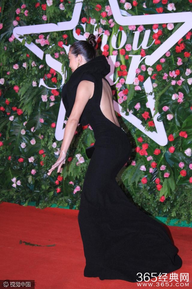 尴尬!徐子珊走红毯险跌倒 露美背实力抢镜