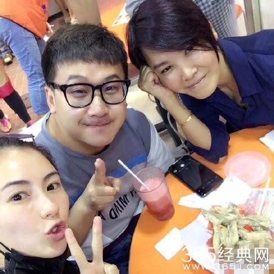 美美的吃货！张柏芝素颜现身香港夜市