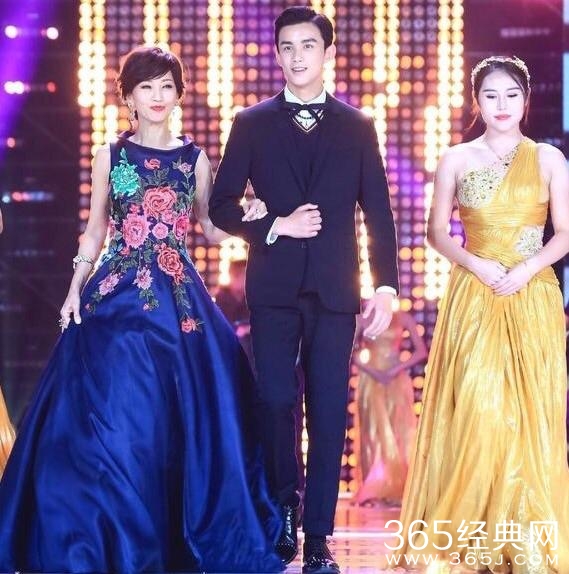 金鹰节最有意思的十八张合影 何炅调戏赵丽颖玩坏杨洋