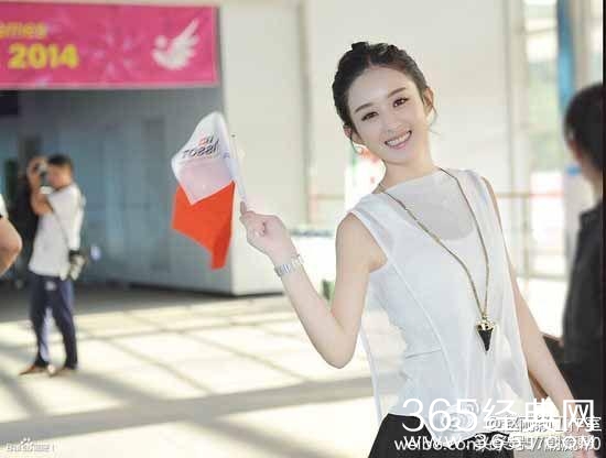 周冬雨同框赵丽颖，都是一白遮三丑，周冬雨竟然输了