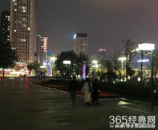 李晨 想拉范冰冰的手，结果范爷走神迟迟未回应！