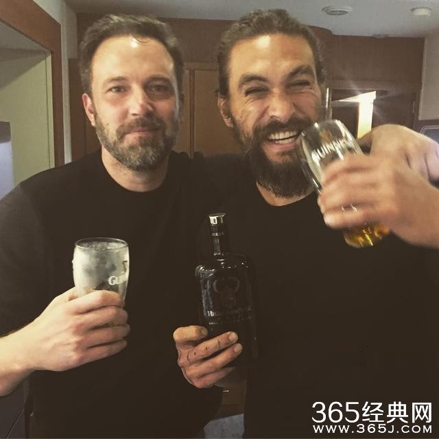 《正义联盟》冰岛杀青 蝙蝠侠海王开怀畅饮