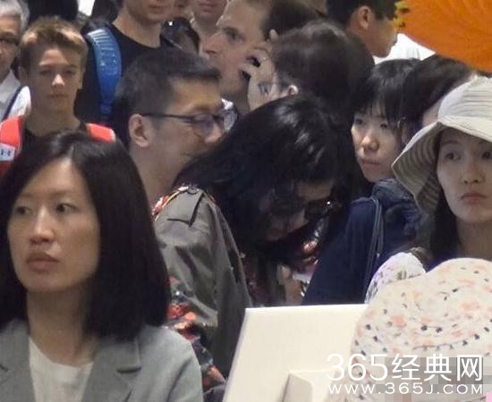 56岁钟楚红市场买菜 挤在人群中发型凌乱