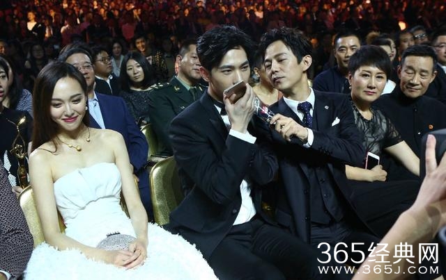 金鹰节最有意思的十八张合影 何炅调戏赵丽颖玩坏杨洋