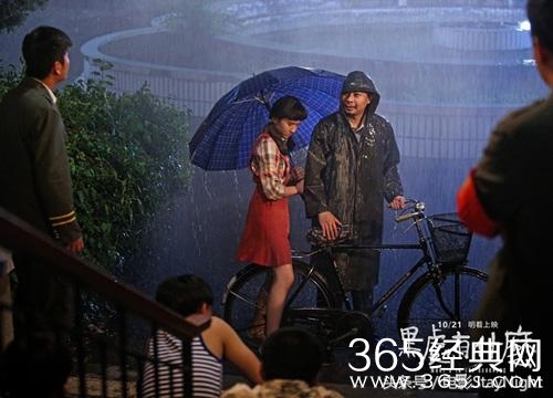 《黑处有什么》打着破连环强奸案的旗号，讲着青春期不可描述之事
