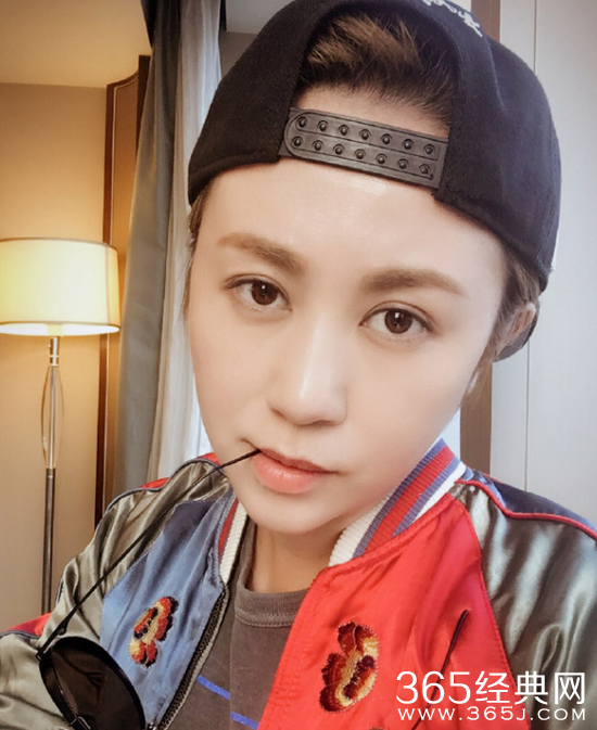 马丽晒素颜照 自侃：双下巴已经修掉了