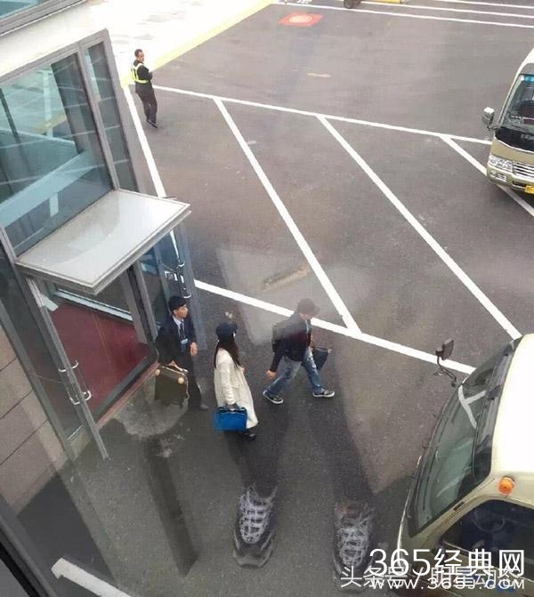 李晨 想拉范冰冰的手，结果范爷走神迟迟未回应！