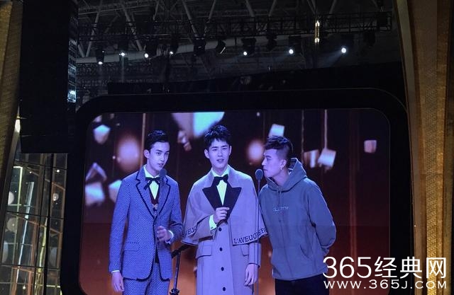 金鹰节最有意思的十八张合影 何炅调戏赵丽颖玩坏杨洋