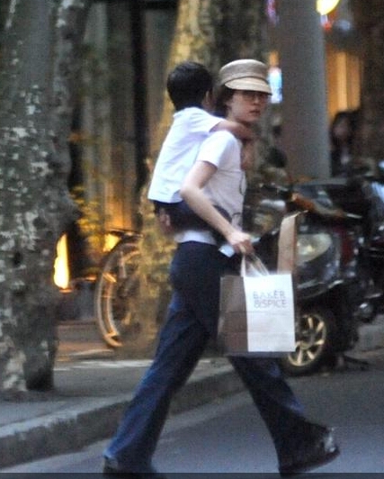 孙俪衣着朴素背儿子过马路 等等在妈妈背上乐开花