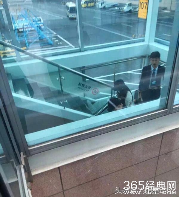 李晨 想拉范冰冰的手，结果范爷走神迟迟未回应！