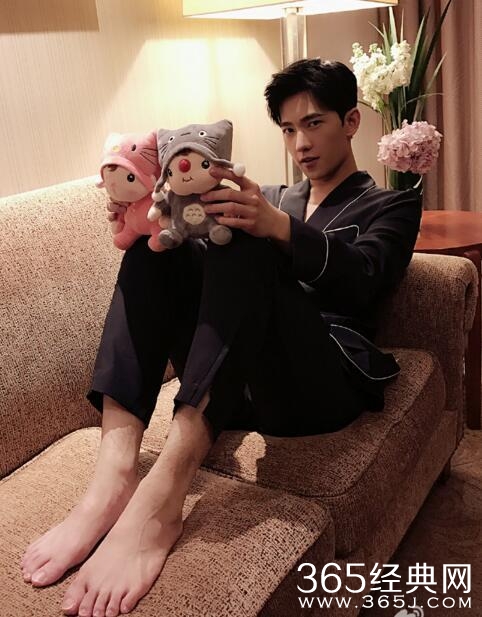 明星睡衣照合集，郑爽接地气杨洋萌，最后一张不敢看