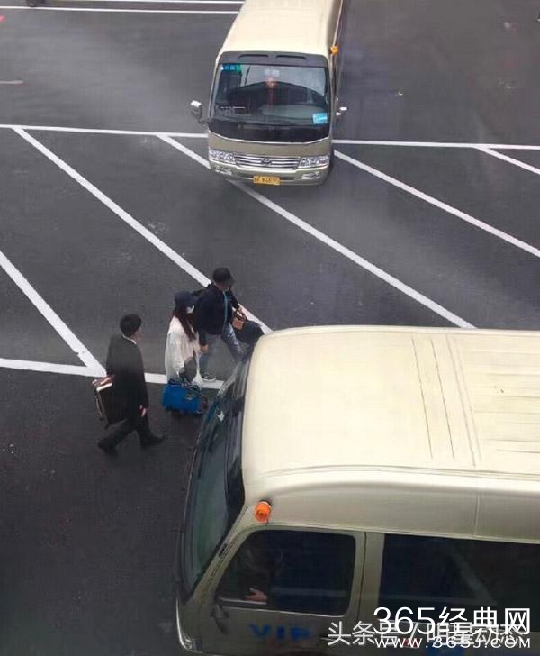 李晨 想拉范冰冰的手，结果范爷走神迟迟未回应！