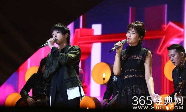 金鹰节最有意思的十八张合影 何炅调戏赵丽颖玩坏杨洋