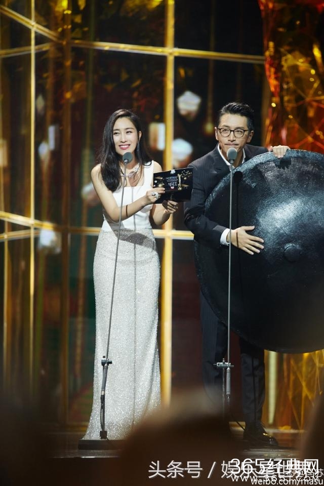 马苏金鹰提名未获奖，而好友都领奖，微博字里行间感慨万千。