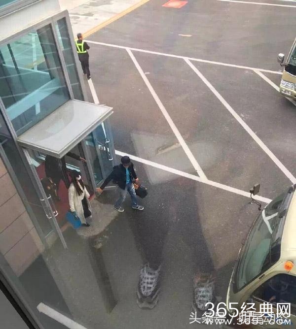 李晨 想拉范冰冰的手，结果范爷走神迟迟未回应！