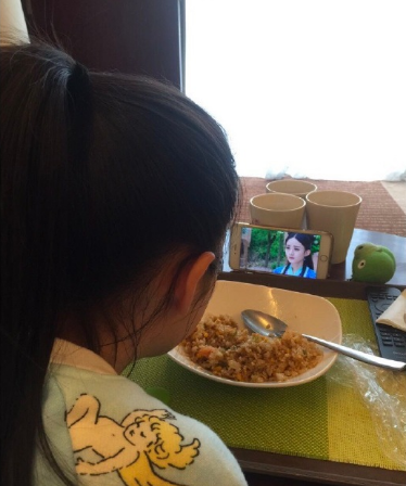 欧阳娜娜变迷妹 追剧吃炒饭一样不落