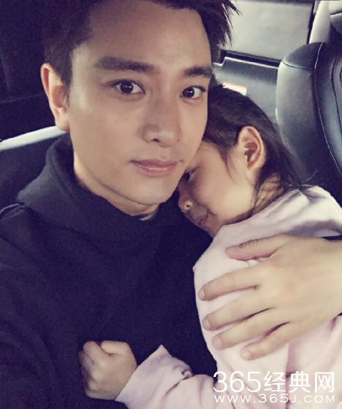 萌！甜馨趴贾乃亮肩头 馨爷秒变小女生